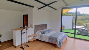 Cabaña Deluxe, 1 cama Queen size y sofá cama, hidromasaje, vista a la montaña | 1 habitación, ropa de cama de alta calidad y camas con efecto memoria