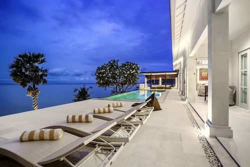 Beach Front 3BR Hideaway Villa w/ Infinity Pool