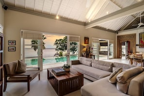TV - Beach Front 3BR Hideaway Villa w/ Infinity Pool (Amed)