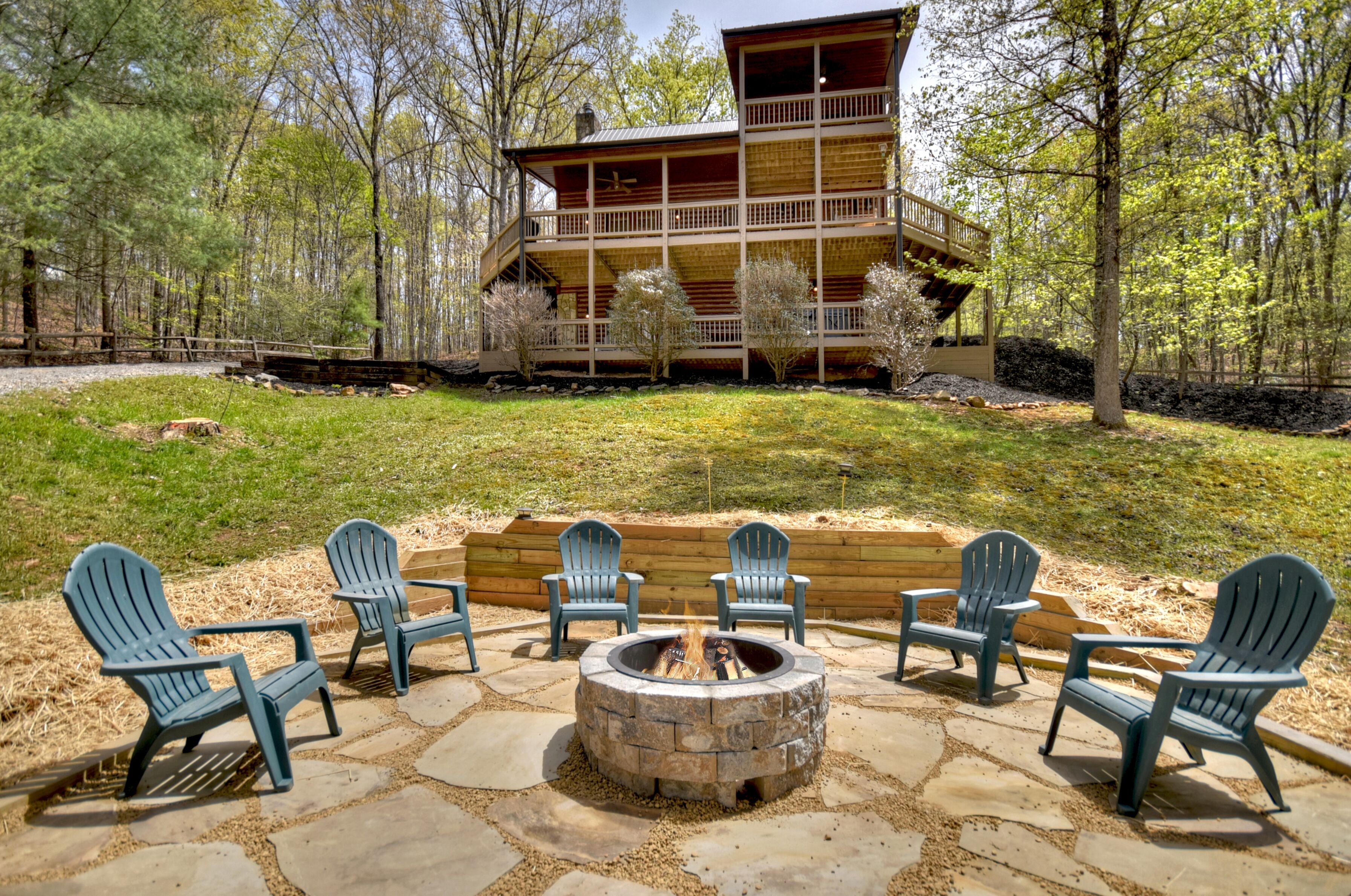 Custom Tennessee Mountain Retreat- Close to Whitewater Rafting & Ziplining