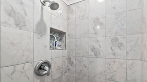 Dusche, Haartrockner, Handtücher, Shampoo