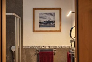 Dusche, Haartrockner, Handtücher