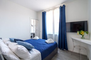 3 quartos, escrivaninha, ferros/tábuas de passar roupa, berço de viagem