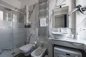 Dusche, Haartrockner, Bidet, Handtücher