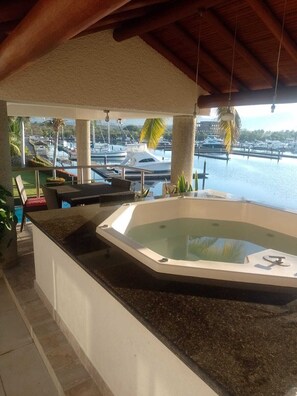 Outdoor spa tub - Villa 7 Isla Alegre (Ixtapa Zihuatanejo)