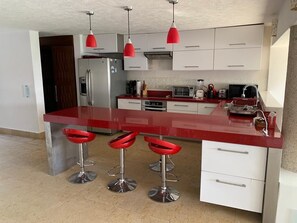 Refrigerador, microondas, horno y parrilla de estufa