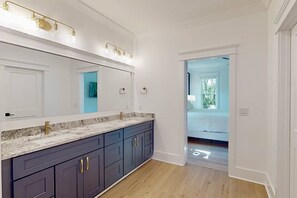 Douche, sèche-cheveux, serviettes fournies