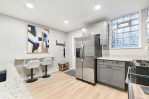 Køleskab, mikrobølgeovn, ovn, kogeplade