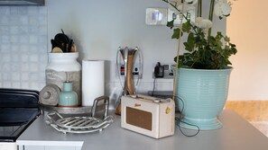 Fridge, microwave, oven, stovetop - Pineapple Spa Cottage, Lower Swell - sleeps 4 guests  in 2 bedrooms (Lower Swell)