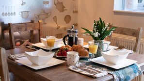 Dining - Pineapple Spa Cottage, Lower Swell - sleeps 4 guests  in 2 bedrooms (Lower Swell)