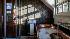 Bathtub, hair dryer, towels - Pineapple Spa Cottage, Lower Swell - sleeps 4 guests  in 2 bedrooms (Lower Swell)