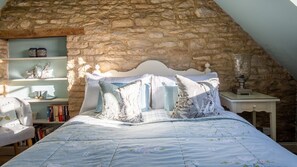 2 bedrooms, iron/ironing board, free WiFi, bed sheets - Pineapple Spa Cottage, Lower Swell - sleeps 4 guests  in 2 bedrooms (Lower Swell)