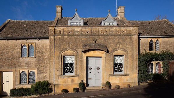 A historic building with a symmetrical facade, a central arched doorway, and decorative window frames. - Pineapple Spa Cottage, Lower Swell - sleeps 4 guests in 2 bedrooms (Lower Swell)