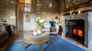 TV, fireplace, DVD player, books - Pineapple Spa Cottage, Lower Swell - sleeps 4 guests  in 2 bedrooms (Lower Swell)