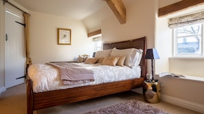 1 bedroom, iron/ironing board, free WiFi, bed sheets - Thimble Cottage, Lower Slaughter - sleeps 2 guests in 1 bedroom (Lower Slaughter)