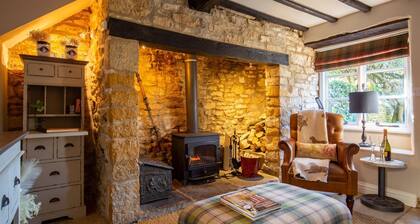 Thimble Cottage, Lower Slaughter - sleeps 2 guests in 1 bedroom