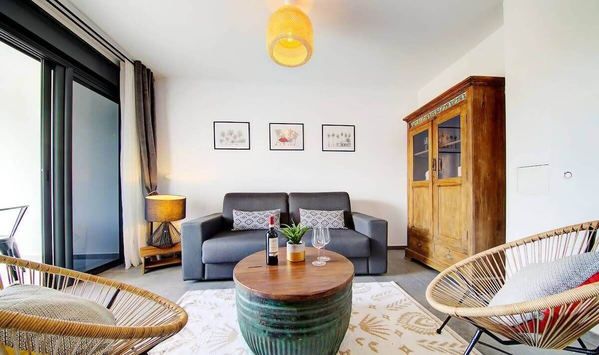 TV, DVD-spiller, bøker og printere