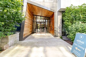 Exterior detail - Lovely South Lake Union 1BR w/ Gym & Lounge, nr shops, by Blueground (Seattle)