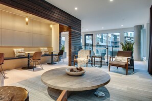 Dining - Lovely South Lake Union 1BR w/ Gym & Lounge, nr shops, by Blueground (Seattle)