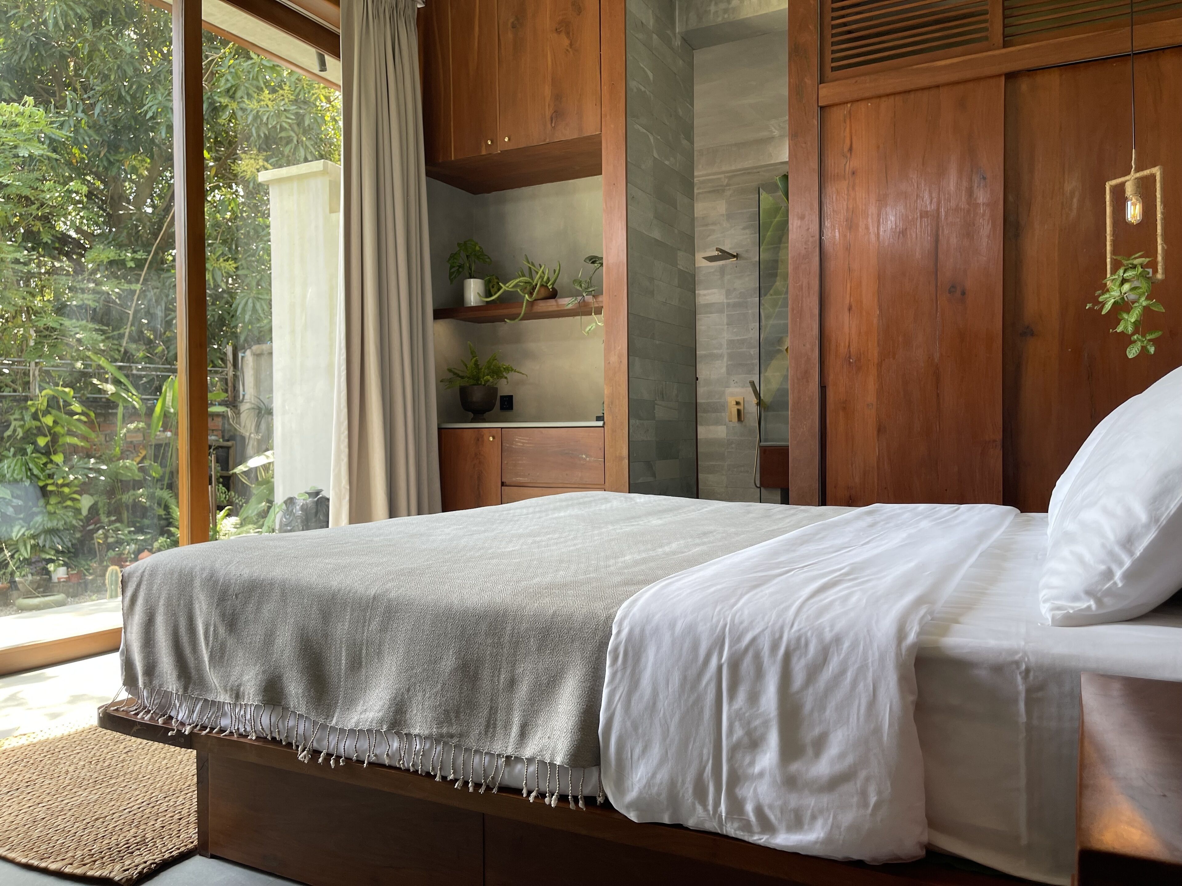 3 bedrooms, in-room safe, desk, laptop workspace