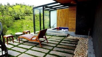 Deluxe Garden Jacuzzi Chalet | Living area | 42-inch Smart TV with satellite channels, TV