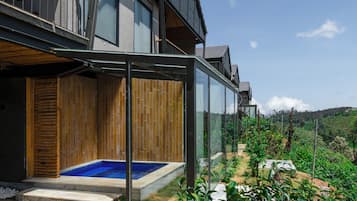 Deluxe Garden Jacuzzi Chalet | Garden view