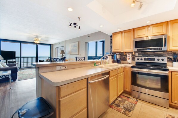 Jääkaappi, mikroaaltouuni, uuni, liesi