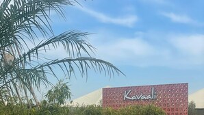 Un edificio de fachada roja con el nombre 'Kavala'.