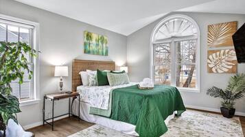 3 bedrooms, desk, iron/ironing board, free WiFi