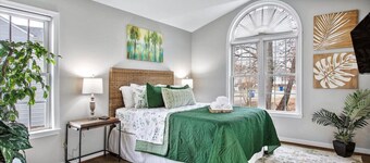 The Greenhouse – In the Heart of Midlothian - King Bed