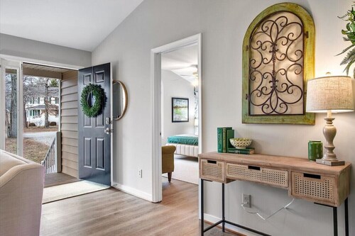 The Greenhouse – In the Heart of Midlothian - King Bed