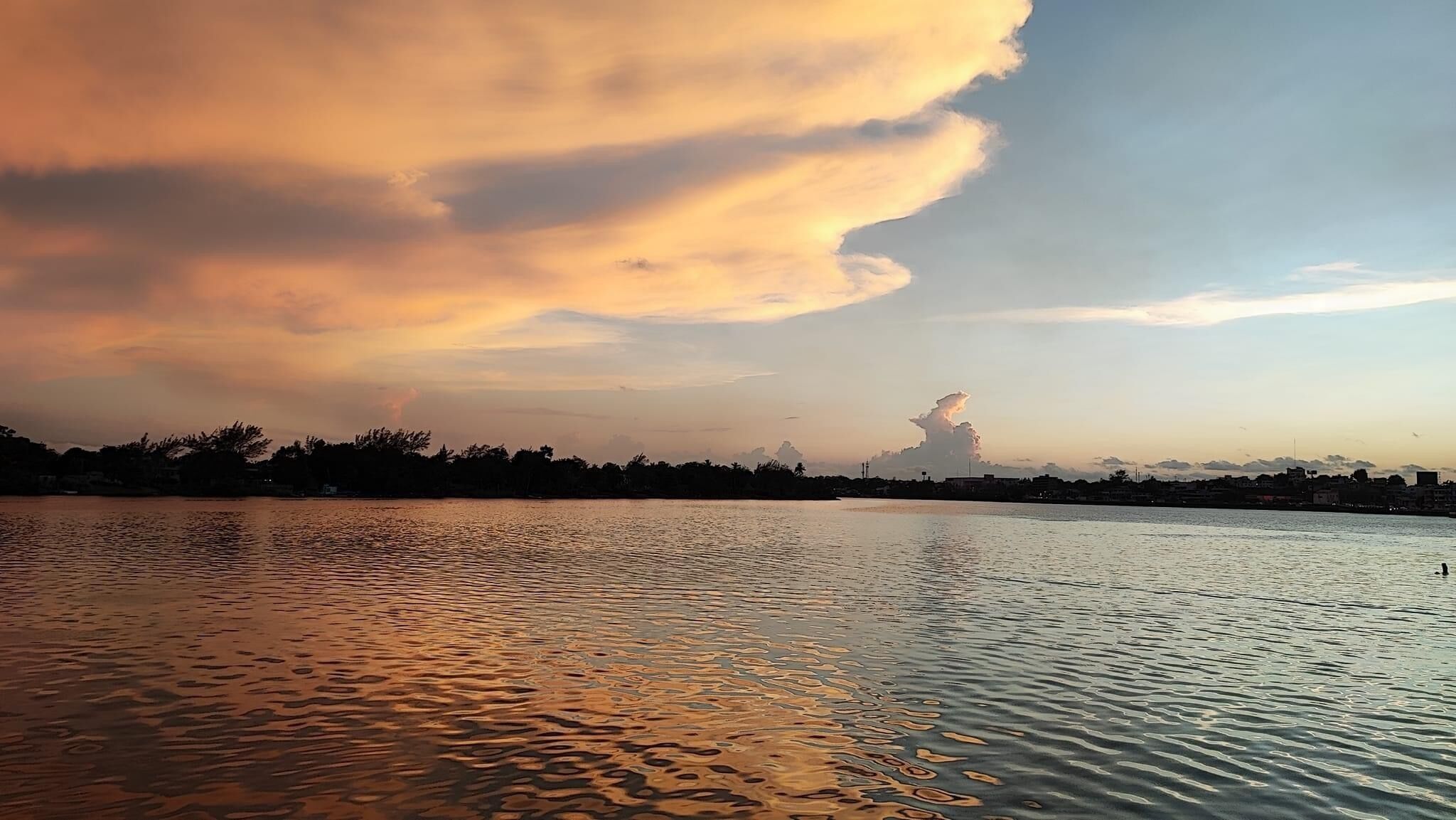 Une étendue d'eau calme qui reflète le ciel.