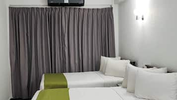 Habitación doble | Escritorio, cortinas blackout y tabla de planchar con plancha