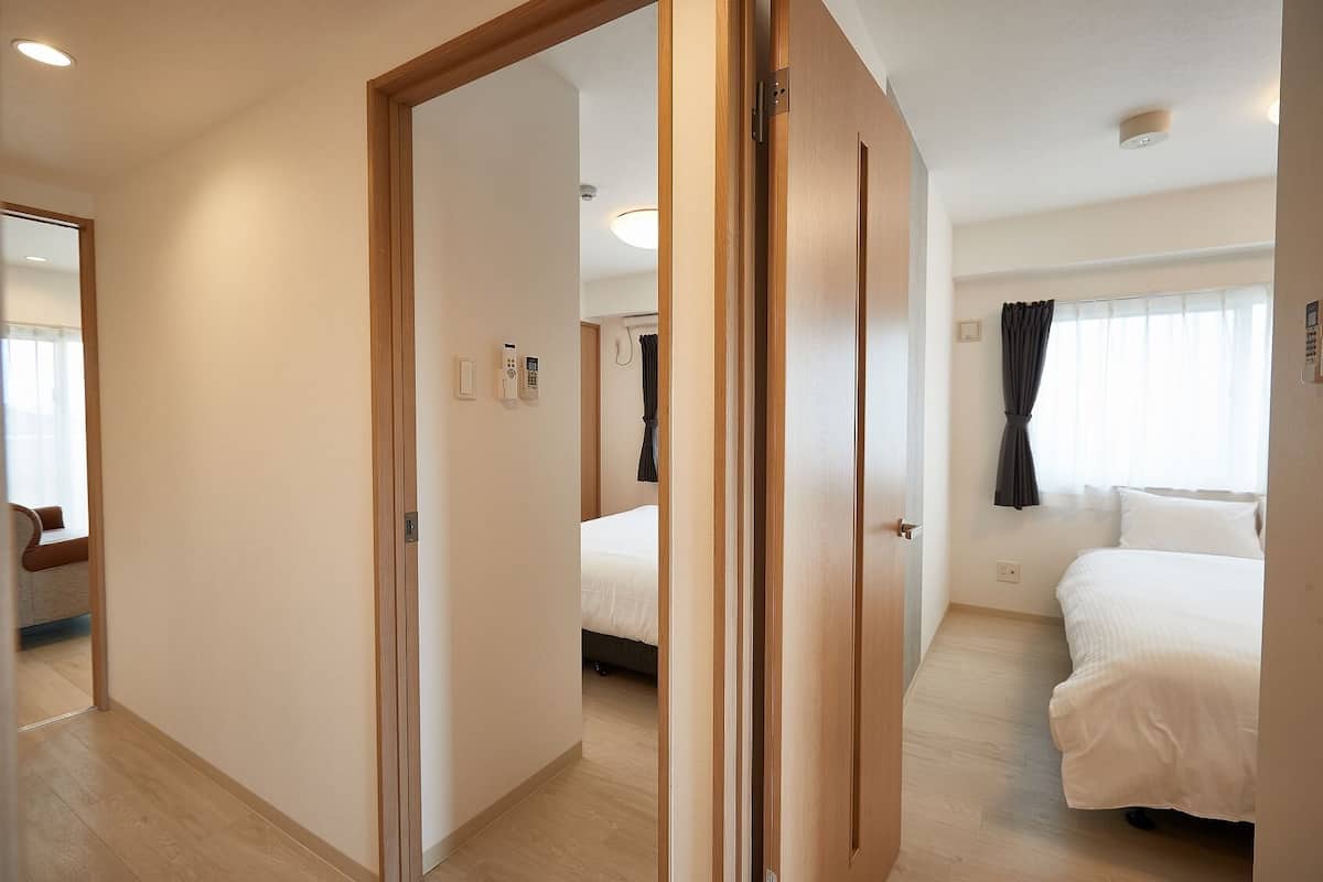 Escrivaninha, quartos à prova de som, roupa de cama