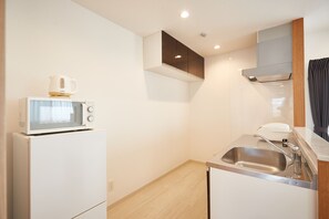 Frigorífico, microondas, placa de cocina y hervidor eléctrico