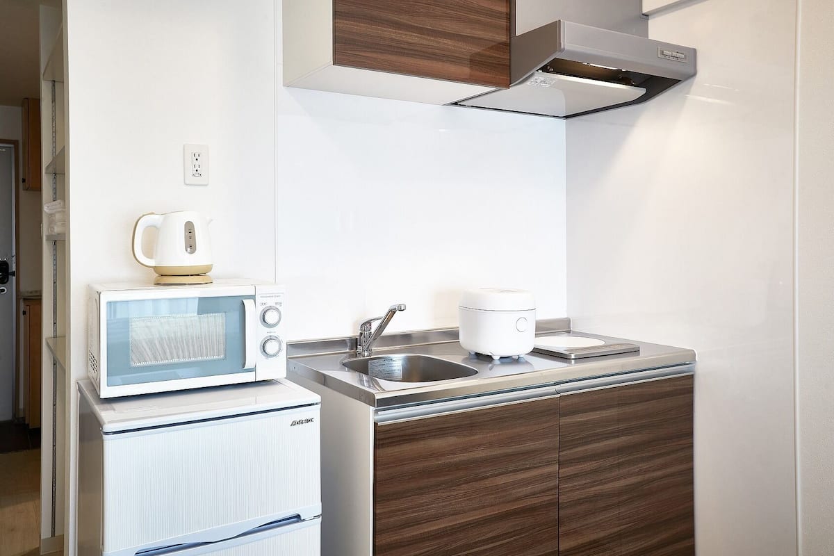 Private kitchen | Fridge, microwave, stovetop, electric kettle
