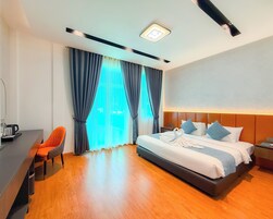 Deluxe Double Room | Minibar, in-room safe, desk, laptop workspace