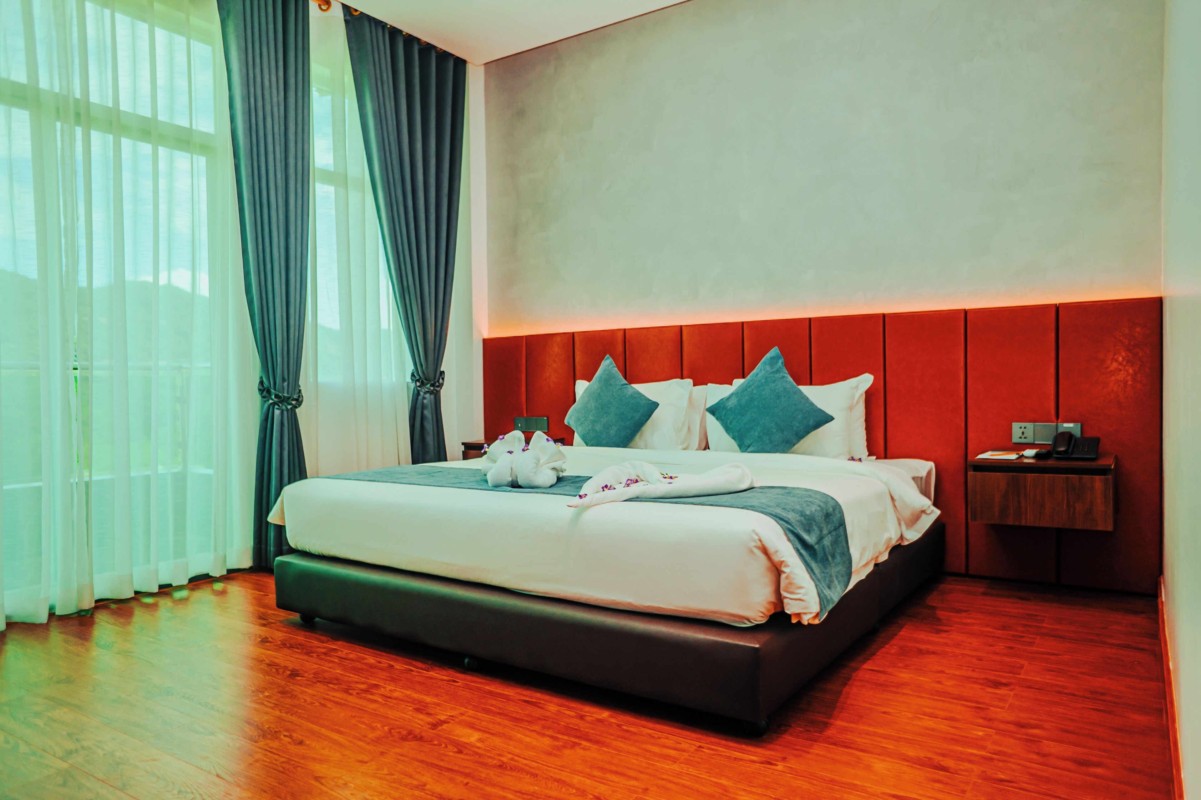 Minibar, coffres-forts dans les chambres, bureau