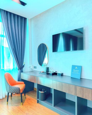 Phòng đôi Deluxe | Minibar, két bảo mật tại phòng, bàn 