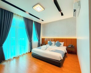 Phòng đôi Deluxe | Minibar, két bảo mật tại phòng, bàn 