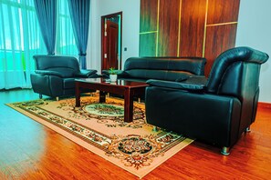 Minibar, két bảo mật tại phòng, bàn 