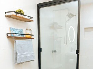 تجهيزات دش، مجففات شعر، مناشف، صابون