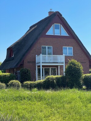 Exterior - Exclusive vacation under thatch with many amenities (Dassow)