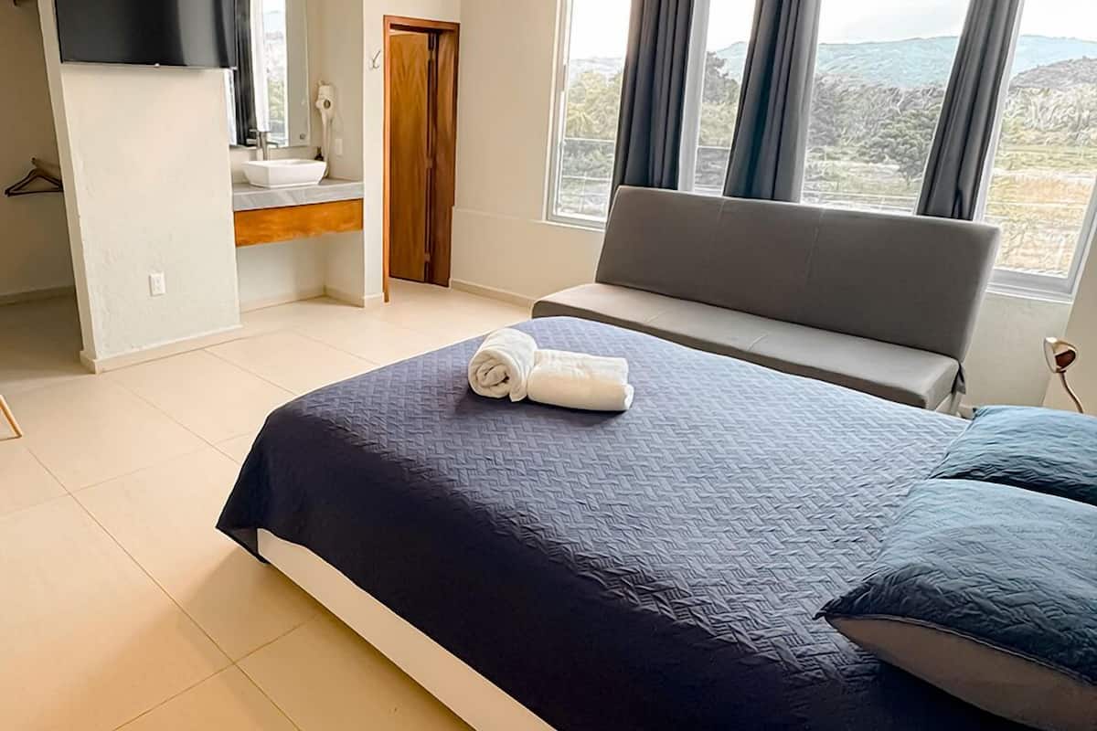 Standaard kamer, 1 queensize bed met slaapbank, keuken, uitzicht op heuvels | Een bureau, een laptopwerkplek, gratis wifi, beddengoed