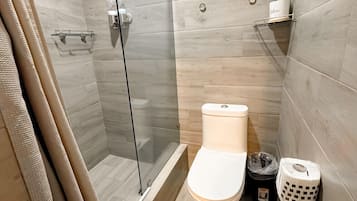 Habitación doble superior, 1 habitación, cocina, vista a la playa | Baño | Regadera, regadera tipo lluvia, toallas, jabón