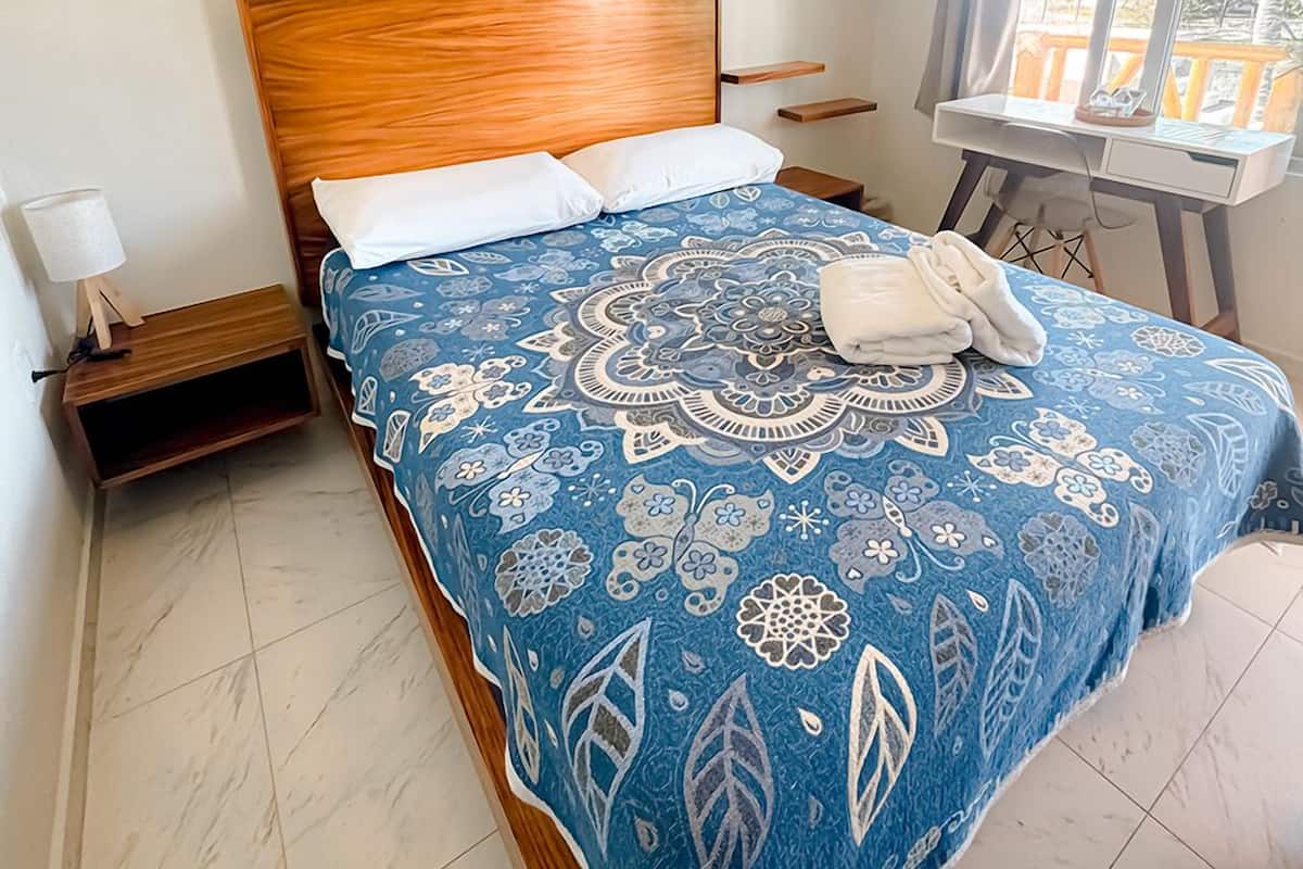 Comfort tweepersoonskamer, 1 queensize bed met slaapbank, koelkast, uitzicht op zwembad | Een bureau, een laptopwerkplek, gratis wifi, beddengoed