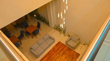 Ein modernes Interieur mit Essbereich, Sofas und Pendelleuchten.
