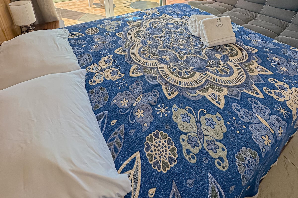 Comfort tweepersoonskamer, terras, uitzicht op zee | Een bureau, een laptopwerkplek, gratis wifi, beddengoed