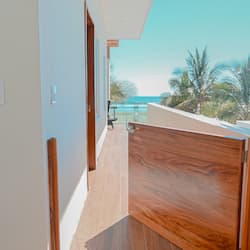 Quarto casal conforto, terraço, vista para o mar | 1 quarto, escrivaninha, espaço de trabalho para notebook