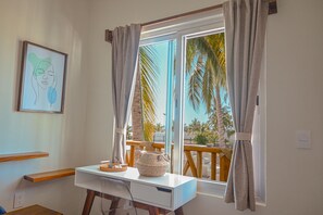 Comfort dubbelrum - 1 queensize-säng med bäddsoffa - kylskåp - utsikt mot poolen | Individuell inredning, gratis wi-fi och sängkläder